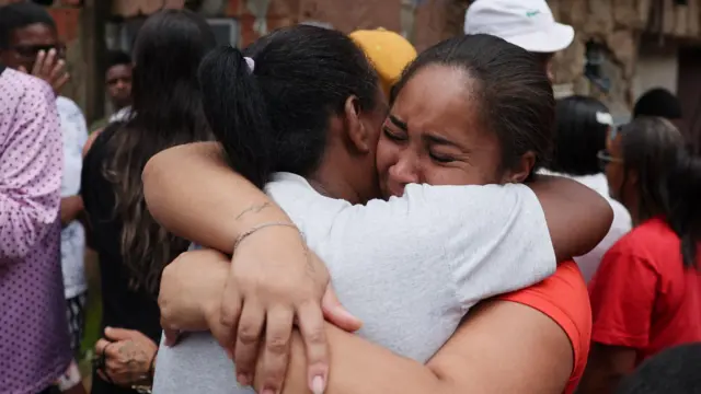 Mulheres se abraçam e se consolam em Juiz de Fora após tragpedia que deixou 30 mortos